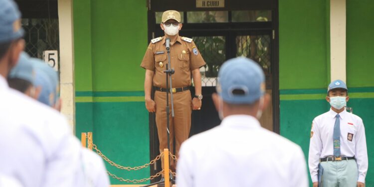 Motivasi Siswa, WABUP HSS Jadi Pembina Upacara di SMKN 2 Kandangan