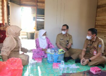Jelang Ramadhan 1443 H, Sekda Kab. HSS Kunjungi Lansia Asuh “Nenek Sampurna” di Panjampang Bahagia