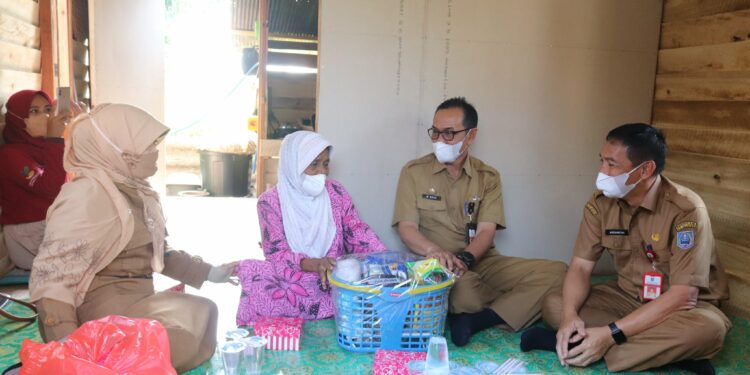 Jelang Ramadhan 1443 H, Sekda Kab. HSS Kunjungi Lansia Asuh “Nenek Sampurna” di Panjampang Bahagia