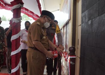 Bupati Hulu Sungai Selatan bersama Kapolres HSS meresmikan bangunan baru pelayanan dan pemeriksaan Investigation Control System Satreskrim Polres HSS