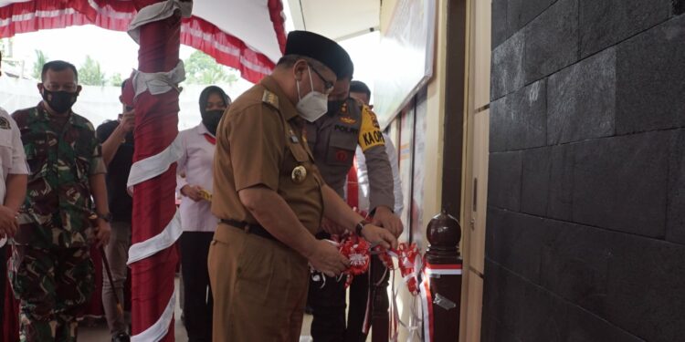 Bupati Hulu Sungai Selatan bersama Kapolres HSS meresmikan bangunan baru pelayanan dan pemeriksaan Investigation Control System Satreskrim Polres HSS