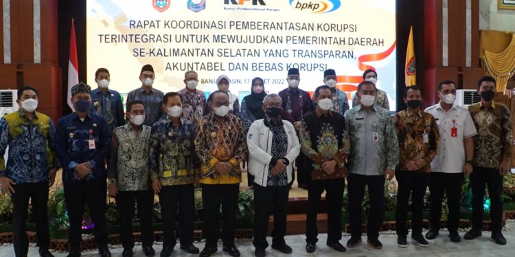 Bupati Hulu Sungai Selatan Mengikuti Rapat Koordinasi Pemberantasan Korupsi Terintegrasi Pemerintah Daerah se-Provinsi Kalimantan Selatan secara hybrid di Gedung Mahligai Pancasila