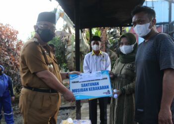 Ringankan Beban Korban Kebakaran, Bupati HSS  Serahkan Bantuan