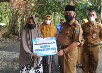 Ringankan Beban Korban Kebakaran, Bupati HSS Serahkan Bantuan Untuk Nenek Sarkiah