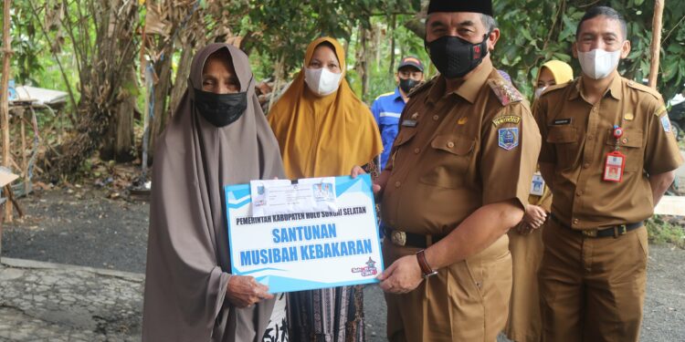 Ringankan Beban Korban Kebakaran, Bupati HSS Serahkan Bantuan Untuk Nenek Sarkiah