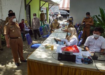 Bupati Hulu Sungai Selatan meninjau pelaksanaan kegiatan vaksinasi Covid-19