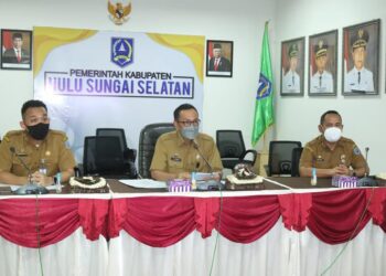 Sekretaris Daerah Kabupaten Hulu Sungai Selatan membuka Asistensi Penilaian Kepatuhan Standar Pelayanan Publik secara daring di Media Center Setda HSS