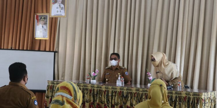 Wakil Bupati Hulu Sungai Selatan bersilaturahim dengan para pendidik dan tenaga kependidikan SMAN 1 Kandangan di Aula SMAN 1 Kandangan