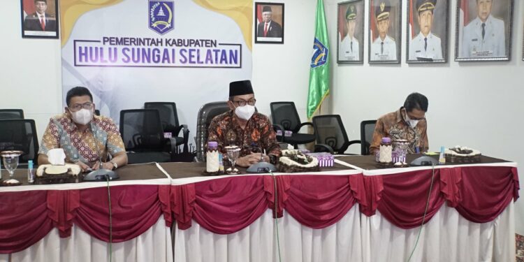 Sekretaris Daerah Kabupaten Hulu Sungai Selatan bersama Kepala Dinas Dinas Pekerjaan Umum dan Tata Ruang Kab. HSS mengikuti rapat virtual sosialisasi Surat Edaran Bersama (SEB) Empat Menteri Tentang Percepatan Pelaksanaan Retribusi Persetujuan Bangunan Gedung di Ruang Media Center Setda