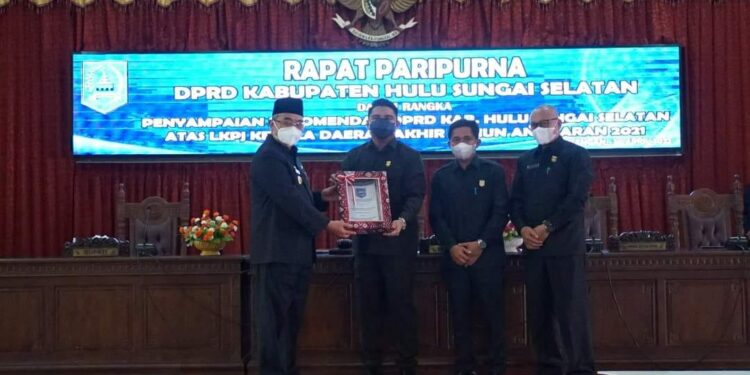 “Bupati HSS Terima Rekomendasi DPRD Atas LKPJ Tahun 2021”