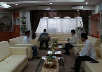 Bupati Hulu Sungai Selatan (HSS) Drs. H. Achmad Fikry, M.AP menyambut hangat kedatangan Ketua Badan Amil Zakat Nasional (BAZNAS) H. Akhmad Suriani, S.Sos bersama Wakil Ketua II BAZNAS Kab. HSS H. Hairani, S.Pd.I dan Kabag Kesra Setda Kab.HSS H. Fajar Abdi, ST bertempat di Ruang Kerja Bupati. Jumat (08/09/2022).