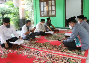 Jumat pertama di awal bulan Suci Ramadhan 1443 H ini, suara alunan merdu bacaan Ayat Suci Al-Quran yang memecah pagi terdengar dari Mushalla As-Syifa Kantor Sekretariat Daerah (Setda) Kabupaten HSS.