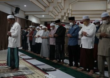 Dihari ke 10 Ramadhan Pemerintah Kabupaten (Pemkab) Hulu Sungai Selatan (HSS) menggelar shalat Isya dan Tarawih berjamaah yang dilaksanakan di Pendopo Bupati HSS, Selasa(12/04/2022).