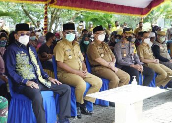 Bupati HSS Drs. H. Achmad Fikry M AP bersama  FORKOPIMDA sambut kedatangan Gubernur Kalsel H. Sahbirin Noor dan juga Ketua DPRD Prov Kalsel Supian HK di Halaman Kantor Kecamatan Kandangan.