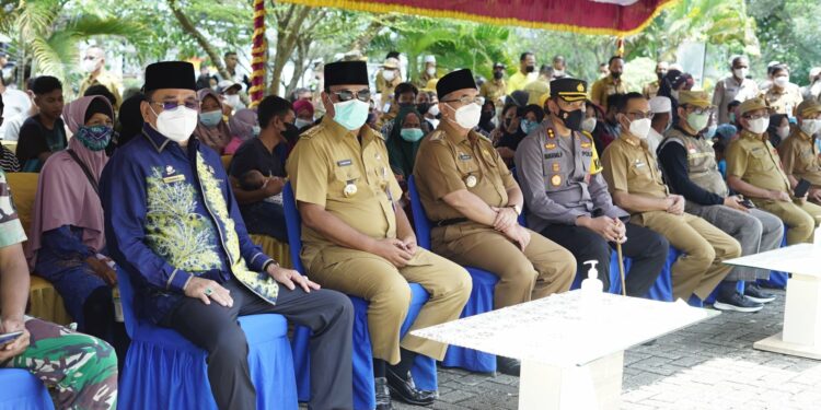 Bupati HSS Drs. H. Achmad Fikry M AP bersama  FORKOPIMDA sambut kedatangan Gubernur Kalsel H. Sahbirin Noor dan juga Ketua DPRD Prov Kalsel Supian HK di Halaman Kantor Kecamatan Kandangan.