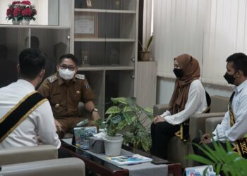 Wakil Bupati Hulu Sungai Selatan (HSS) Syamsuri Arsyad, S.AP, MA menerima tamu dari Duta Pariwisata Kab. HSS diruang kerjanya, Senin (11/04/2022).