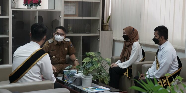 Wakil Bupati Hulu Sungai Selatan (HSS) Syamsuri Arsyad, S.AP, MA menerima tamu dari Duta Pariwisata Kab. HSS diruang kerjanya, Senin (11/04/2022).