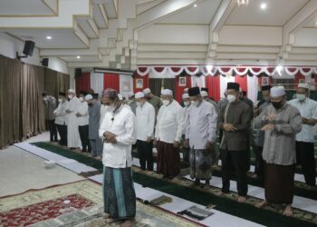 Pemerintah Kabupaten Hulu Sungai Selatan kembali menggelar Shalat Isya dilanjutkan Shalat Tarawih berjamaah yang dilaksanakan di Pendopo Bupati dengan tetap memperhatikan protokol kesehatan. Senin (18/04) malam.
