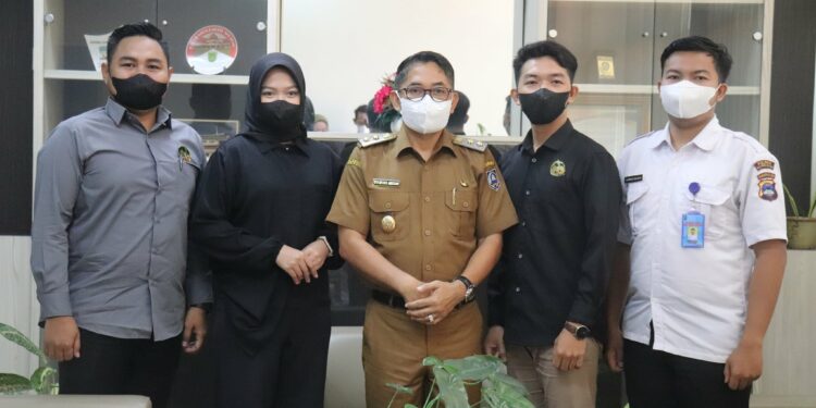 Pagi tadi, Wakil Bupati Hulu Sungai Selatan (HSS) Syamsuri Arsyad, S.AP, MA menerima tamu dari Pawadahan Utuh Aluh HSS bertempat diruang kerjanya, Selasa (12/04/2022).