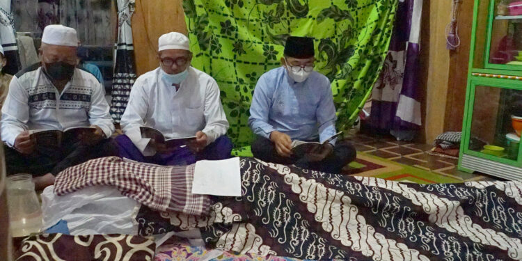 Turut Berdukacita, Wakil Bupati Hulu Sungai Selatan, Syamsuri Arsyad, S.AP, MA bertakziah ke rumah duka almarhum Hanafi bin Zakaria
