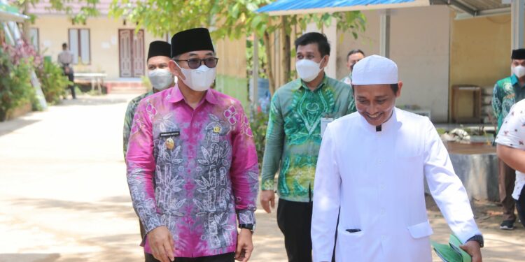 Di Bulan Suci Ramadhan yang penuh keberkahan dan kemuliaan ini, Wakil Bupati (Wabup) Hulu Sungai Selatan (HSS) Syamsuri Arsyad, S. AP, MA mengunjungi sekaligus silaturahmi ke Pondok Pesantren Tahfidzul Qur’an Raudhatul Amin, di Desa Gambah Dalam, Kecamatan Kandangan. Kamis 14 April 2022.