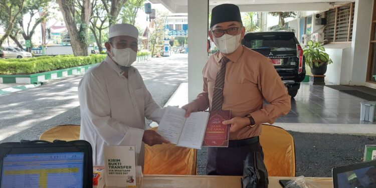 Wakil Bupati Hulu Sungai Selatan Menerima Hadiah Buku Tafsir Juz Amma