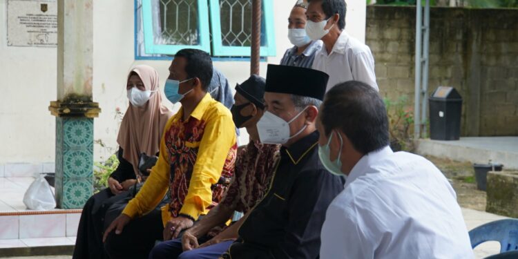 Bupati HSS Drs. H. Achmad Fikry, M.AP memantau langsung Kegiatan Pangan Murah yang diselenggarakan oleh Dinas Ketahanan Pangan (Dis Ketapang) Kabupaten Hulu Sungai Selatan di Desa Garunggang Kecamatan Simpur
