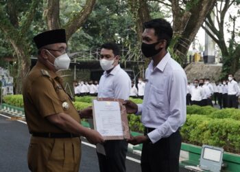 Bupati Hulu Sungai Selatan menyerahkan Surat Keputusan penempatan ASN PPPK Guru formasi tahun 2021 di lingkungan Pemkab. HSS
