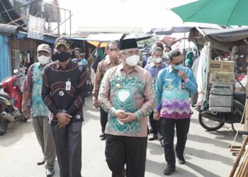 BUPATI TINJAU HARGA KEBUTUHAN BAHAN POKOK DI PASAR NAGARA