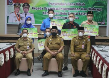 Bupati HSS Serahkan Dana Hibah Guna Dukung Organisasi Pemuda dan Olahraga