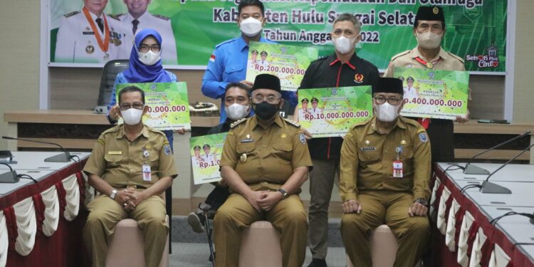 Bupati HSS Serahkan Dana Hibah Guna Dukung Organisasi Pemuda dan Olahraga