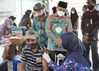 Bupati Hulu Sungai Selatan melanjutkan giatnya untuk meninjau pelaksanaan kegiatan vaksinasi Covid-19