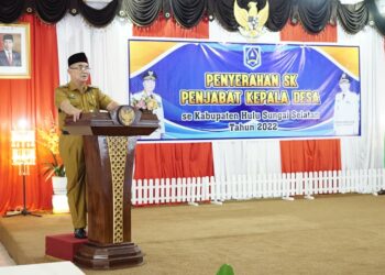 Bupati HSS memberi pengarahan dalam acara Penyerahan SK Penjabat Kepala Desa se HSS