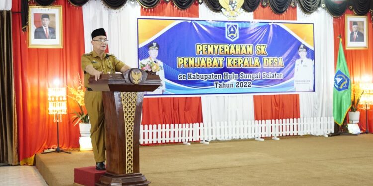 Bupati HSS memberi pengarahan dalam acara Penyerahan SK Penjabat Kepala Desa se HSS