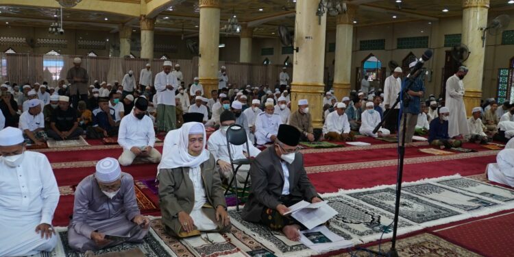 BUPATI UNGKAPKAN KEGEMBIRAAN BISA MELAKSANAKAN SHOLAT IED BERSAMA WARGANYA