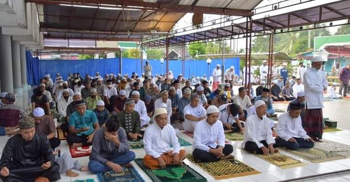 ANTUSIAS LAKSANAKAN SHALAT IED, SEKDA DAN MASYARAKAT DESA AMAWANG KANAN DATANGI MASJID 1 JAM LEBIH AWAL