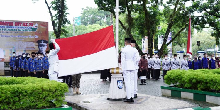 PEMKAB HSS MENGGELAR UPACARA PERINGATAN HUT KE-73 PROKLAMASI GUBERNUR TENTARA ALRI DIVISI IV PERTAHANAN KALIMATAN TAHUN 2022