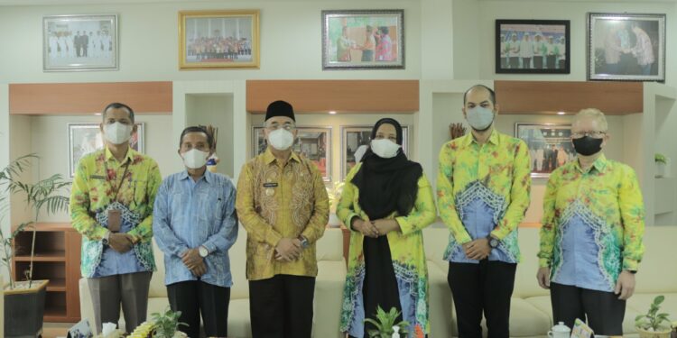 Bupati Hulu Sungai Selatan (HSS) Drs. H. Achmad Fikry M.AP terima kunjungan Ketua KPU Kab. HSS Nida Gulaili Rahmadina, S.Pd berserta anggota. Kamis (19/05)