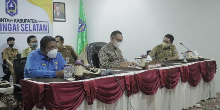 WAKILI BUPATI HSS, SEKDA IKUTI PENGARAHAN PRESIDEN RI DALAM RANGKA EVALUASI P3DN MELALUI ZOOM MEETING