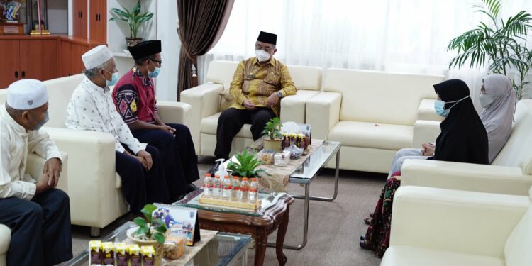 Bupati HSS Drs. H. Achmad Fikry M.AP terima kunjungan Pengurus Yayasan Darul Ulum, Kamis (19/05).