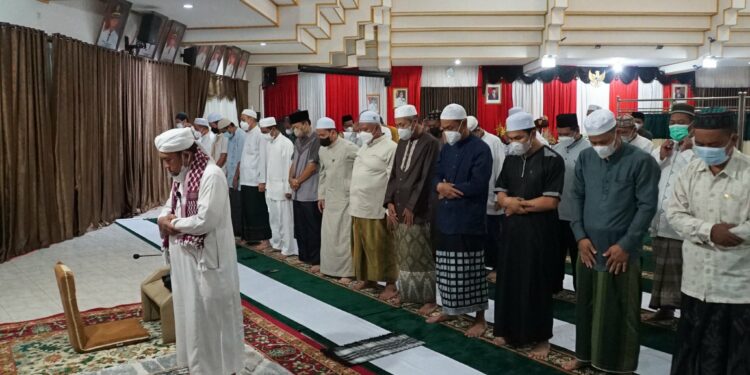 JAJARAN PEMKAB HSS KEMBALI LAKSANAKAN AGENDA SHOLAT SUBUH BERJAMAAH DAN PENGAJIAN