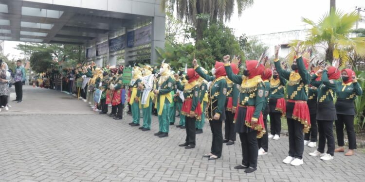 SEMANGAT KONTINGEN HULU SUNGAI SELATAN MERIAHKAN JAMBORE KADER POSYANDU TINGKAT PROVINSI KALIMANTAN SELATAN TAHUN 2022