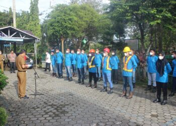 WABUB MEMBERI ARAHAN KEPADA PENCARI KERJA YANG LULUS SELEKSI OLEH DISNAKERKOP UMKP