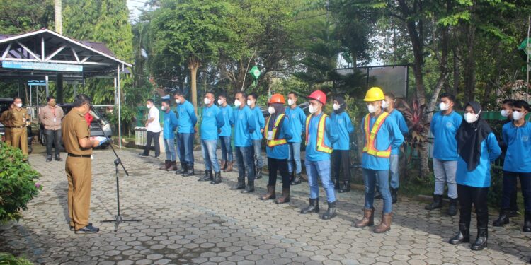WABUB MEMBERI ARAHAN KEPADA PENCARI KERJA YANG LULUS SELEKSI OLEH DISNAKERKOP UMKP