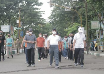 BUPATI HSS BESERTA JAJARAN AWALI PAGI HARI DENGAN GIAT JUMAT SEHAT