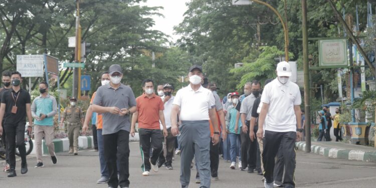 BUPATI HSS BESERTA JAJARAN AWALI PAGI HARI DENGAN GIAT JUMAT SEHAT