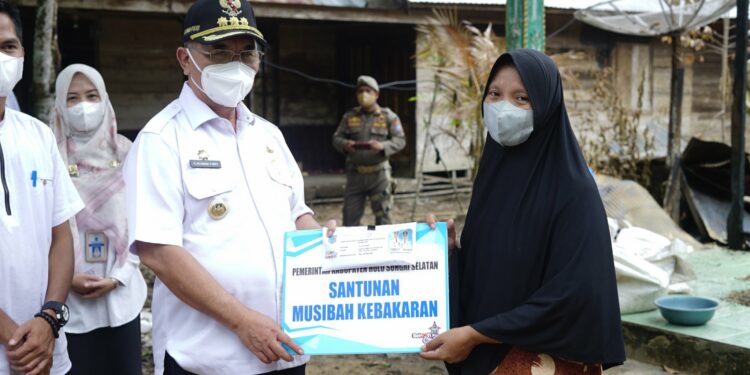 BUPATI HSS SERAHKAN SANTUNAN KEPADA KORBAN KEBAKARAN DAN PUTING BELIUNG