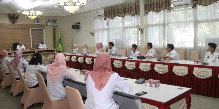 BUPATI HSS BERIKAN ARAHAN KEPADA 15 ORANG CPNS LINGKUP SETDA KAB. HSS