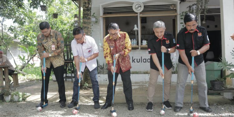 TERIMA KUNJUNGAN PERGATSI PROVINSI KALSEL, WABUP HSS RASAKAN SENSASI BERMAIN GATEBALL