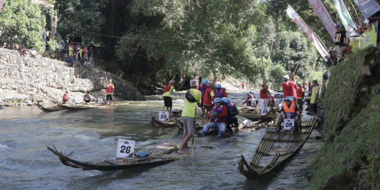 PUNCAK KEMERIAHAN FESTIVAL LOKSADO TAHUN 2022 DITUTUP DENGAN KEGIATAN BAMBOO RAFTING